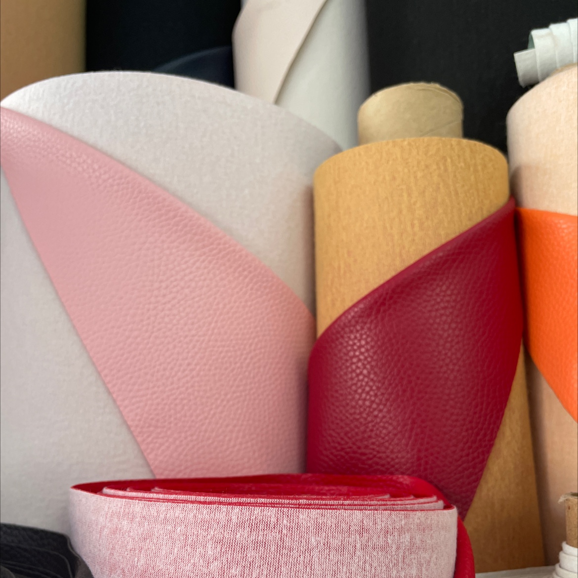 Environmental Protection 9846 factory direct sales, hot-selling new PVC leather, large stock, high, medium and low grade luggage, sofa, shoe materials and fabrics Item Picture