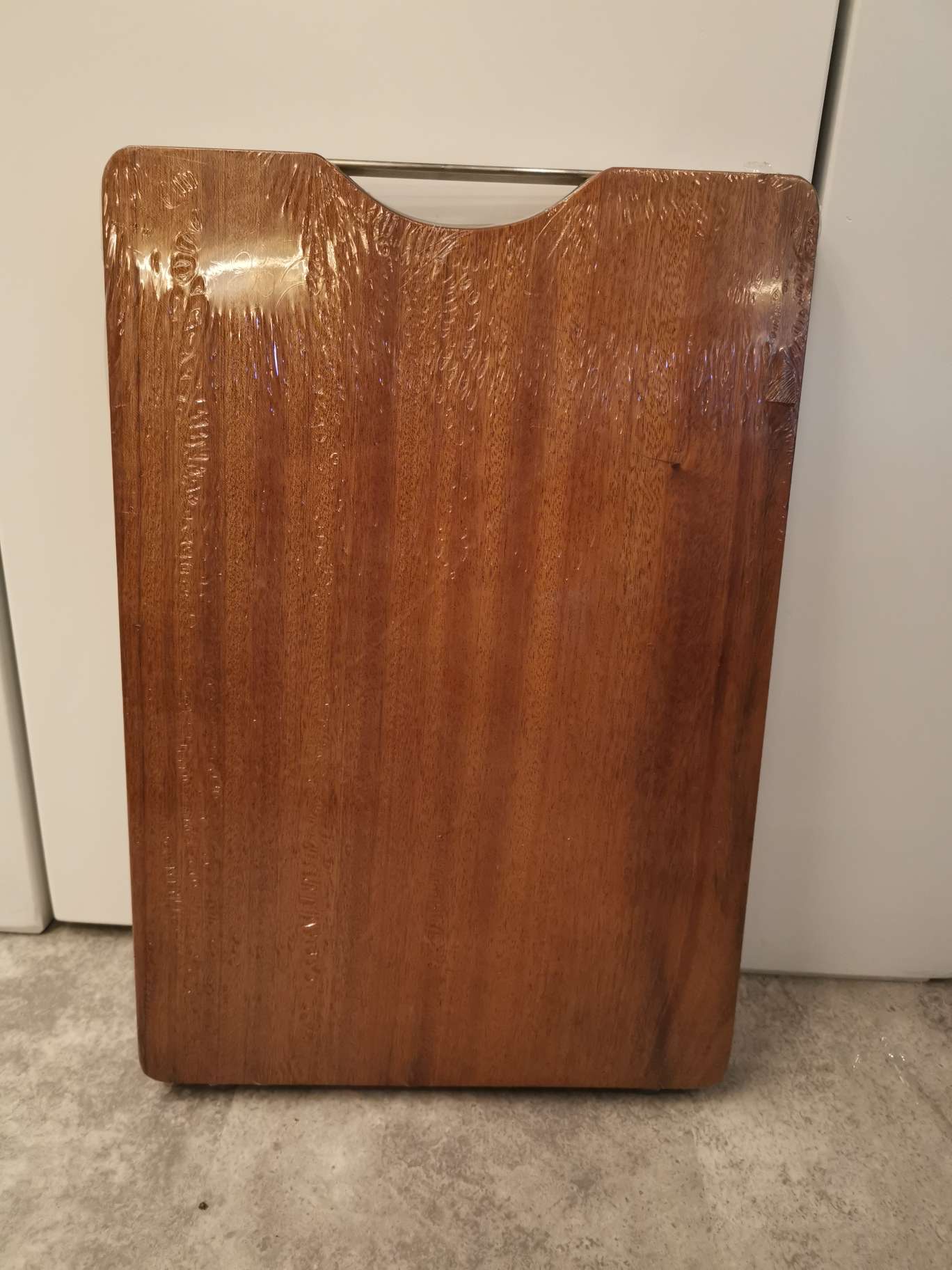 Solid wood Wutang wood cutting board, 3 cm thick large cutting board Application Scenario