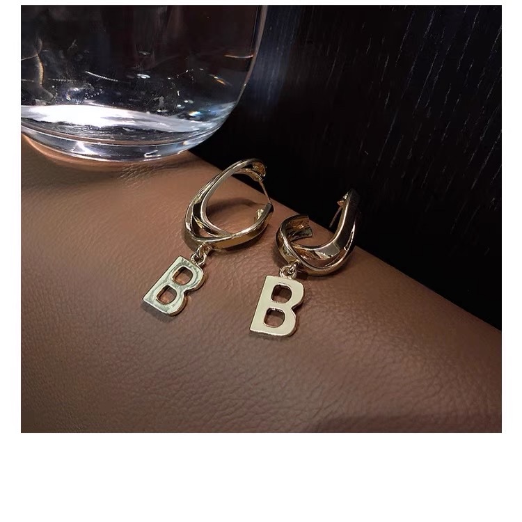 The "B" letter earrings with a cold and elegant style on Instagram in Europe and America are simple, versatile, and feature unique stud earrings. They are popular and have a niche design sense Item Picture