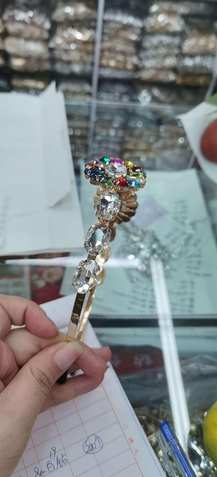 Yiwu International Trade City Chaoxia Diamond Jewelry Accessories, best-selling colored glass diamond hair bands, with a high-end style and Korean style fashion details Picture