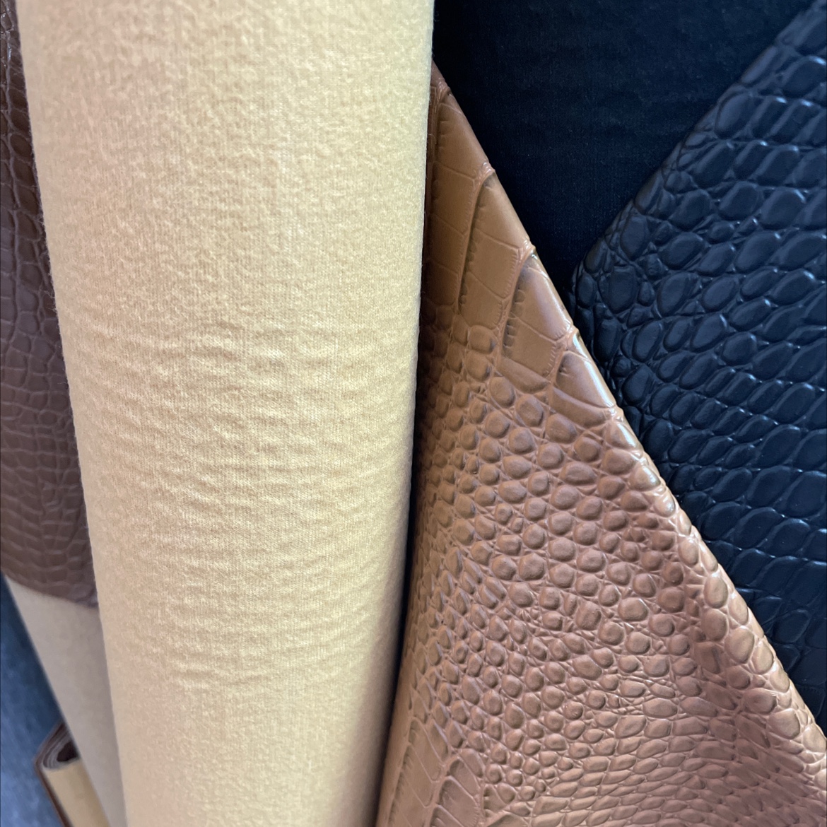 3006 crocodile pattern factory direct sales, hot-selling new PVC leather, large stock, high, medium and low grade luggage, sofa, shoe materials and fabrics Application Scenario