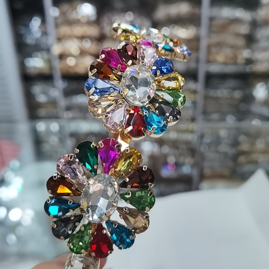 Yiwu International Trade City Chaoxia Diamond Jewelry Accessories, best-selling colored glass diamond hair bands, with a high-end style and Korean style fashion