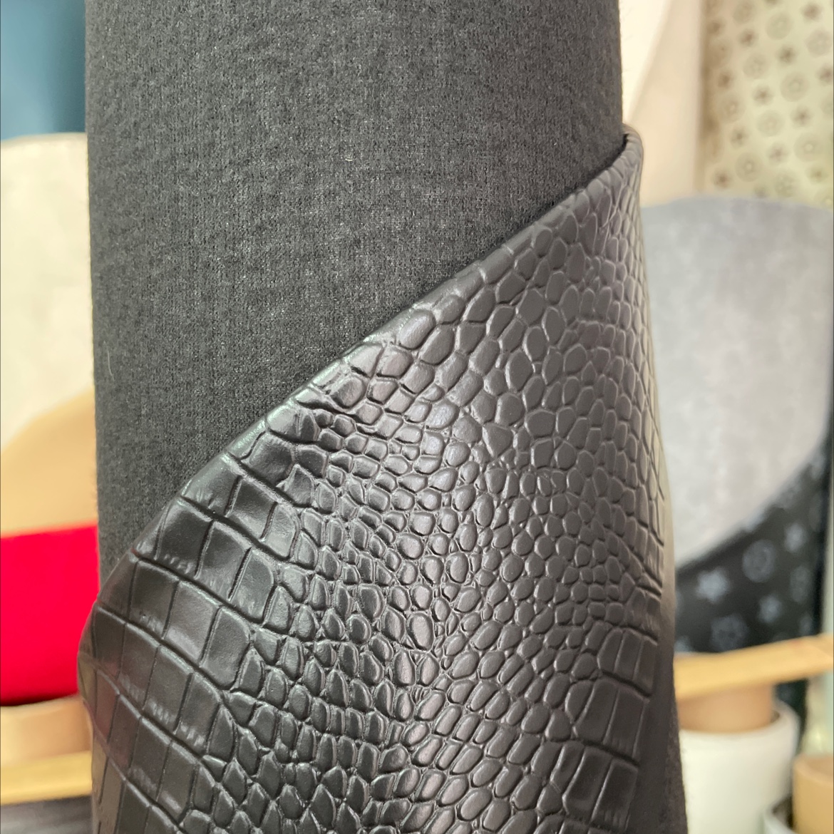 Crocodile pattern leather fabric bags, sofas, shoe materials, belts, accessories, black EY002 details Picture