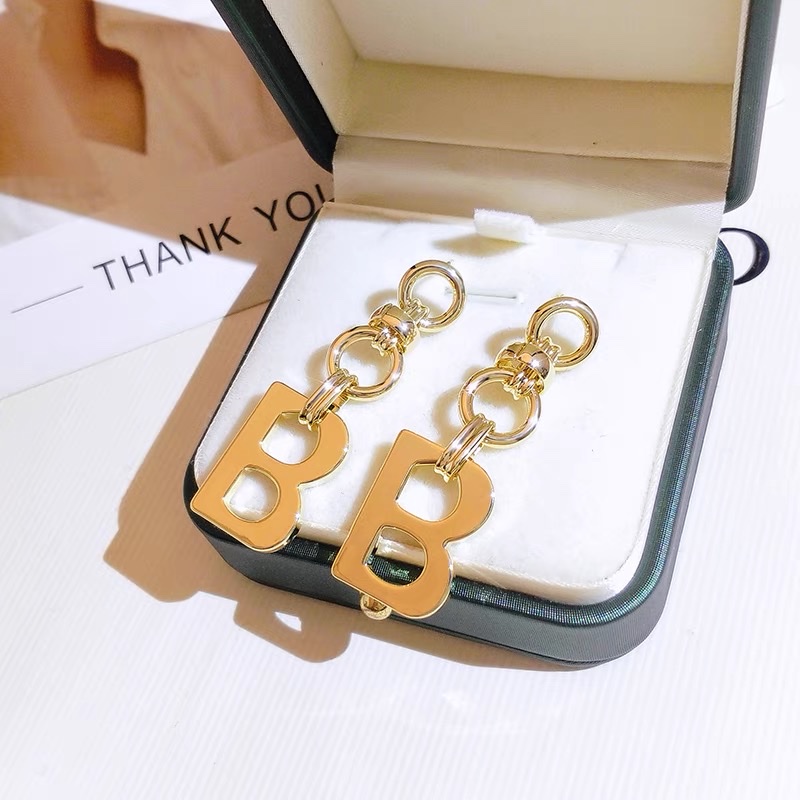 Exaggerated and grand letter earrings, 2021 new trendy Korean style earrings, design sense, individual and fashionable earrings Application Scenario
