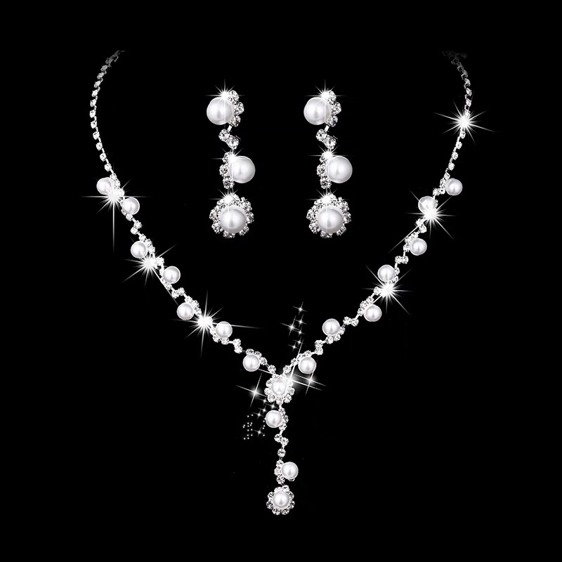 Bridal jewelry set Luxurious and noble glittering diamond and starlit necklace