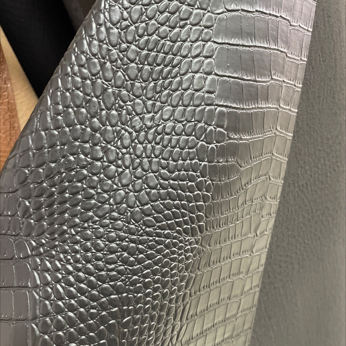 3006 crocodile pattern factory direct sales, hot-selling new PVC leather, large stock, high, medium and low grade luggage, sofa, shoe materials and fabrics Specification image