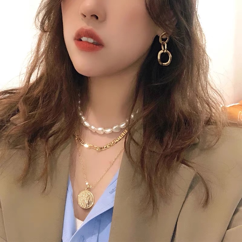 Korean Instagram cold style geometric ring metal earrings, niche design sense, Internet celebrity temperament, stud earrings for women Application Scenario