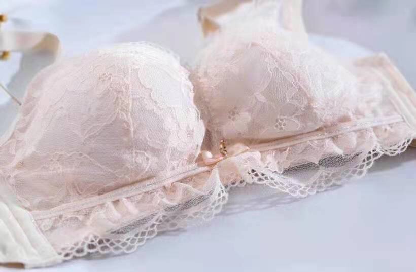 Fall/Winter New Latex Cup Underwear For Women Without Underwire Adjustment Small Breasts Gather A To C Sexy Lace Bra Application Scenario