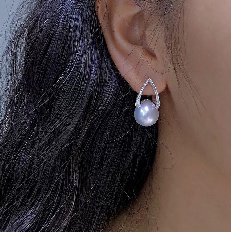 White pearl earrings earrings set with diamond geometry
