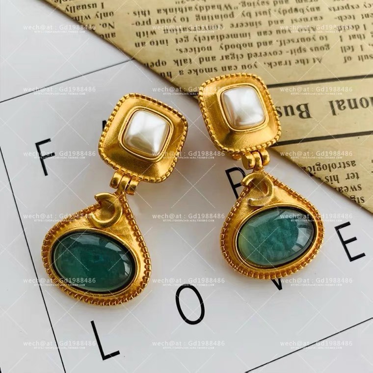 Vintage personalized and fashionable ear clips for women's new arrivals with free shipping. Versatile Japanese, Korean, and vintage jewelry for elegant and stylish ladies. Simple and fashionable, exuding the charm of a lady