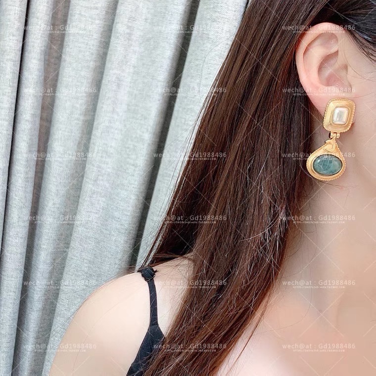 Vintage personalized and fashionable ear clips for women's new arrivals with free shipping. Versatile Japanese, Korean, and vintage jewelry for elegant and stylish ladies. Simple and fashionable, exuding the charm of a lady detail image 4