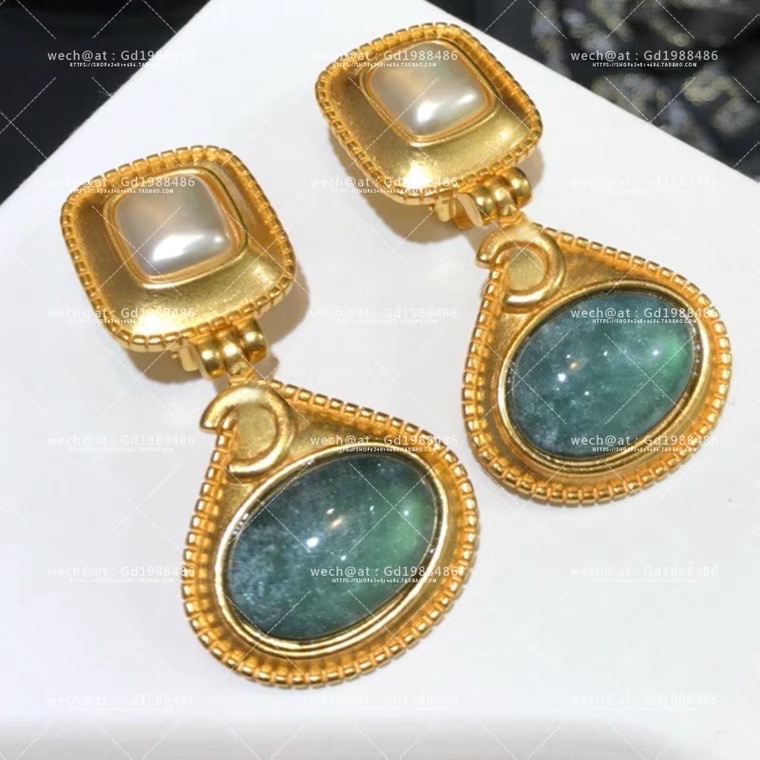 Vintage personalized and fashionable ear clips for women's new arrivals with free shipping. Versatile Japanese, Korean, and vintage jewelry for elegant and stylish ladies. Simple and fashionable, exuding the charm of a lady detail image 3