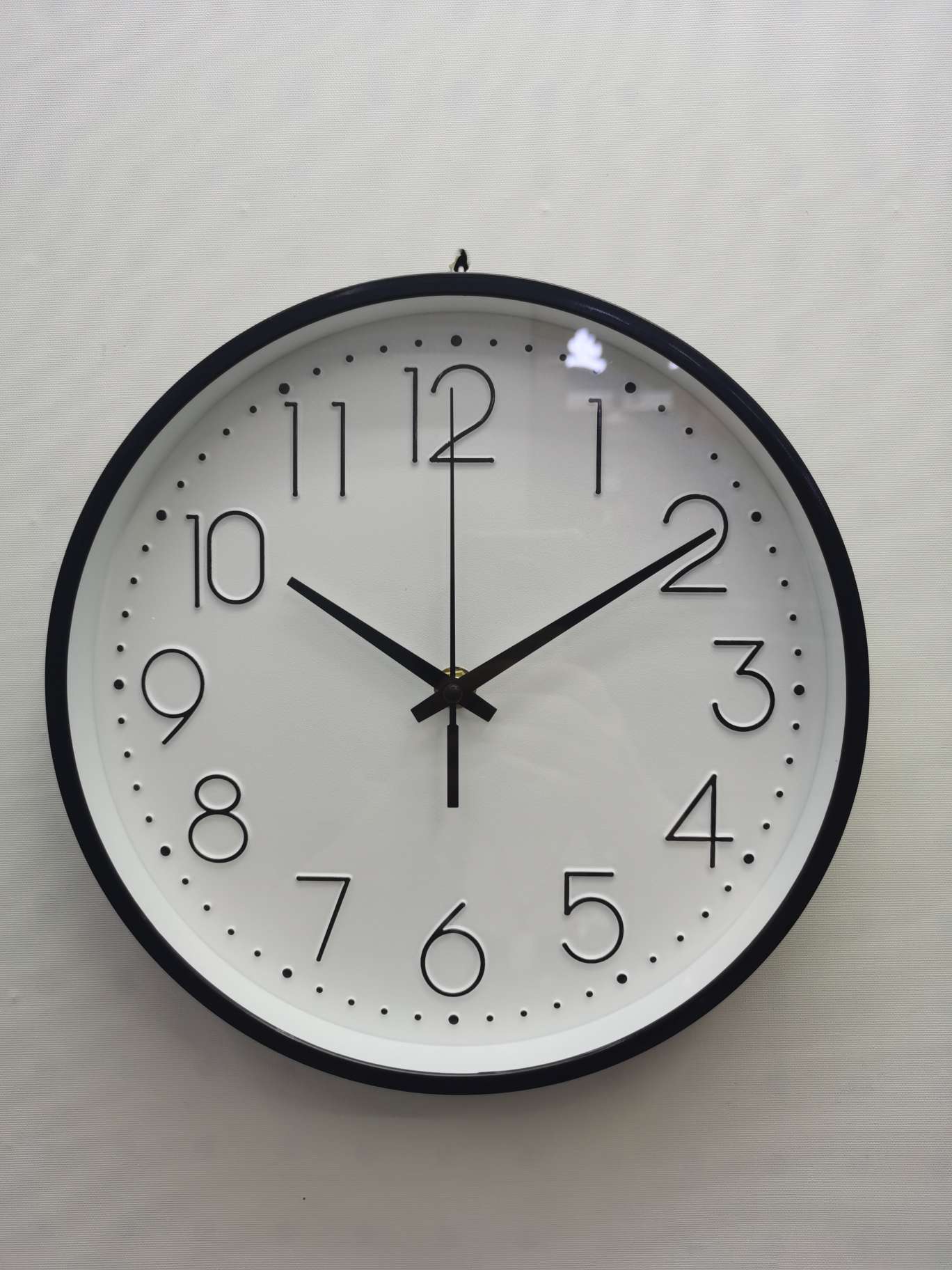 A 25CM circular three-dimensional wall clock Application Scenario
