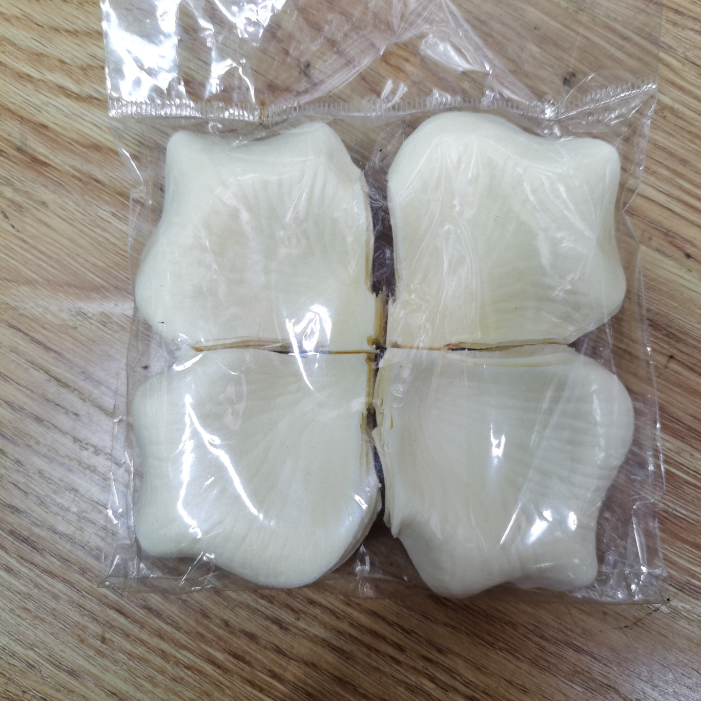 TH-4: Factory direct sales, non-woven fabric rose petals, used for wedding decoration. (Off-white