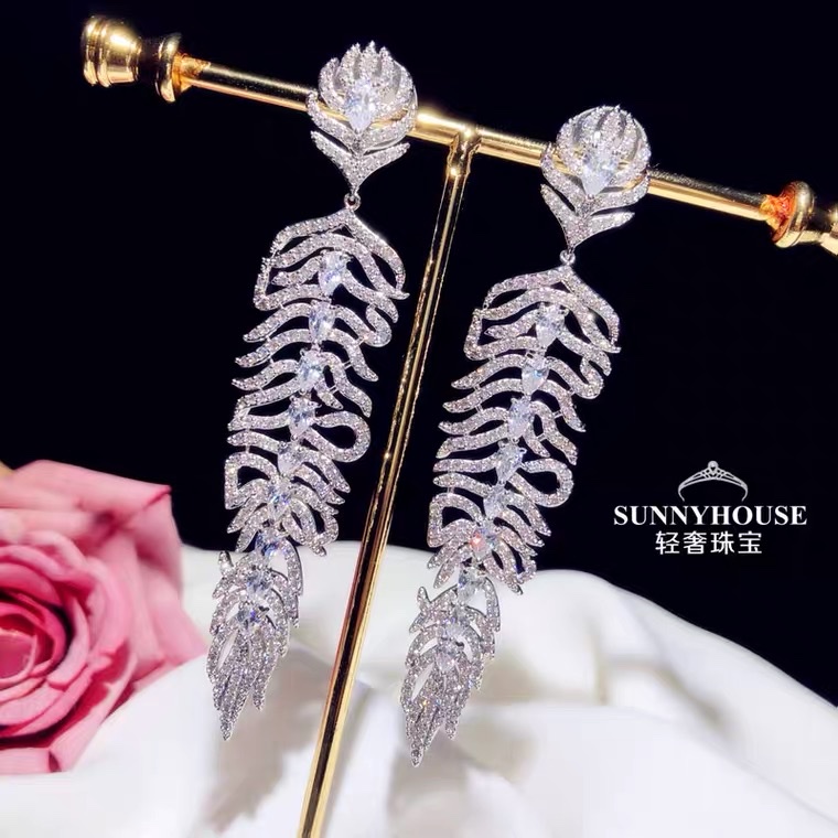 Vintage personalized and fashionable ear clips for women, new free shipping, Japanese and Korean vintage, versatile, elegant and stylish jewelry for socialite, simple and elegant detail image 2