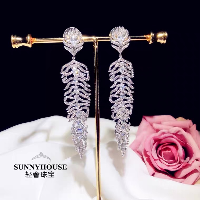 Vintage personalized and fashionable ear clips for women, new free shipping, Japanese and Korean vintage, versatile, elegant and stylish jewelry for socialite, simple and elegant detail image 3