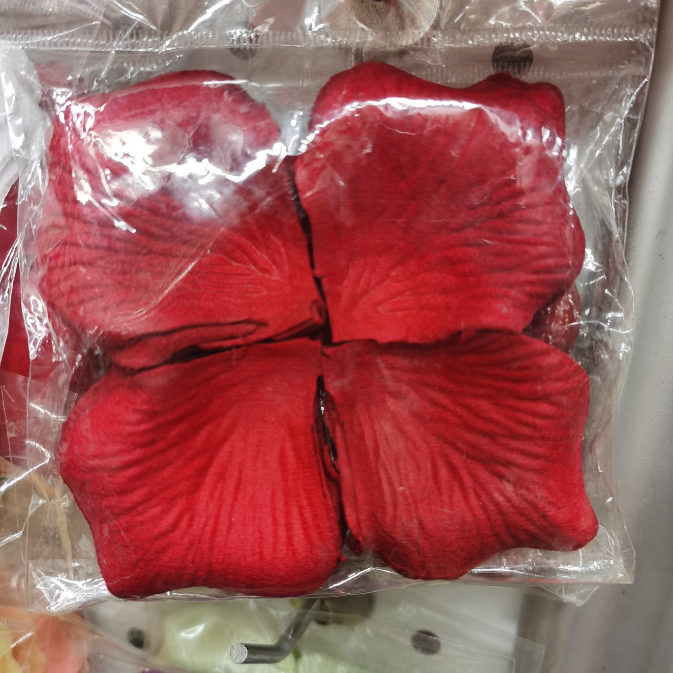 TH-4: Factory direct sales, non-woven fabric rose petals, used for wedding decoration. (Bright red