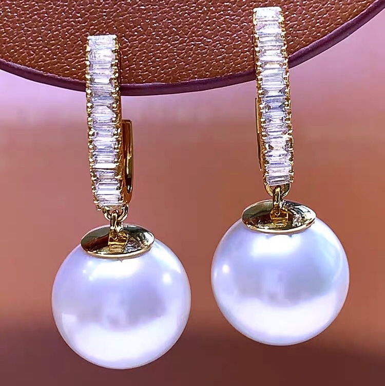 Pearl earrings set with diamond drops