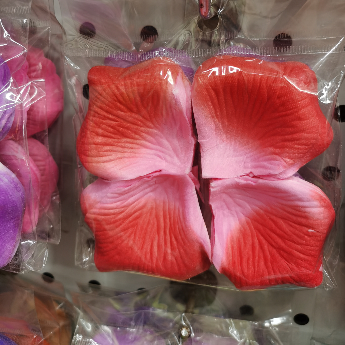 TH-4: Factory direct sales, non-woven fabric rose petals, used for wedding decoration. (Pink over red