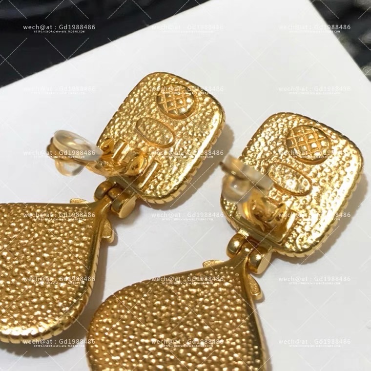 Vintage personalized and fashionable ear clips for women's new arrivals with free shipping. Versatile Japanese, Korean, and vintage jewelry for elegant and stylish ladies. Simple and fashionable, exuding the charm of a lady detail image 1