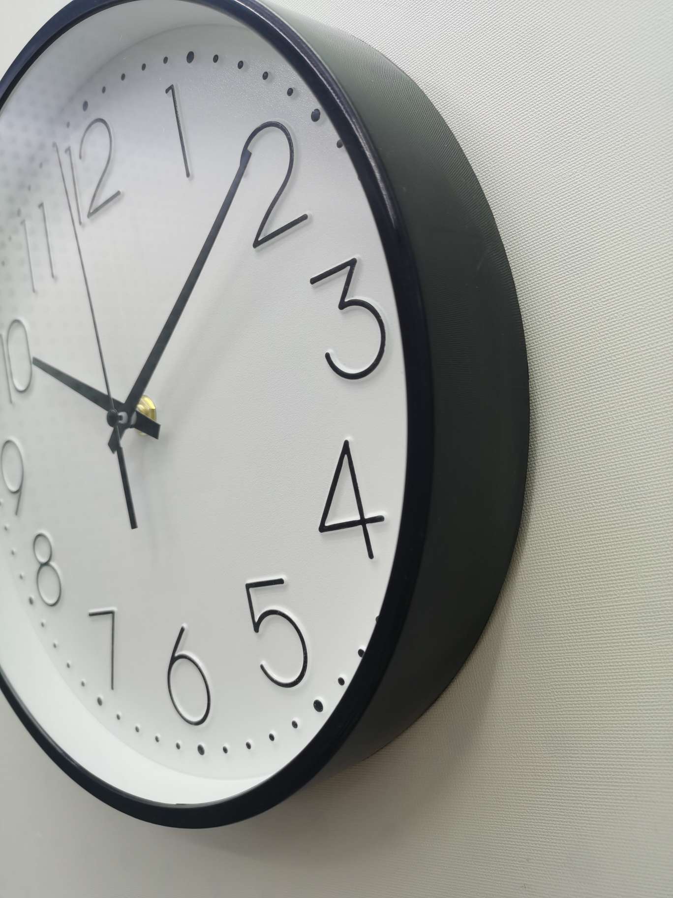 A 25CM circular three-dimensional wall clock details Picture