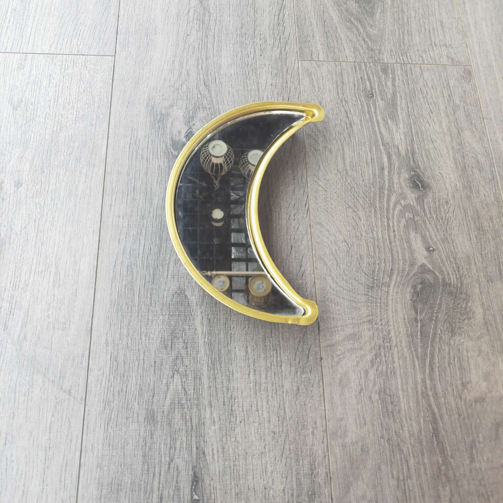 Crescent-shaped fruit platter, elegant home craft, Muslim Ramadan fruit platter details Picture