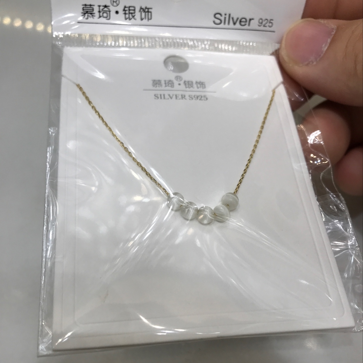 小项链白底实物图
