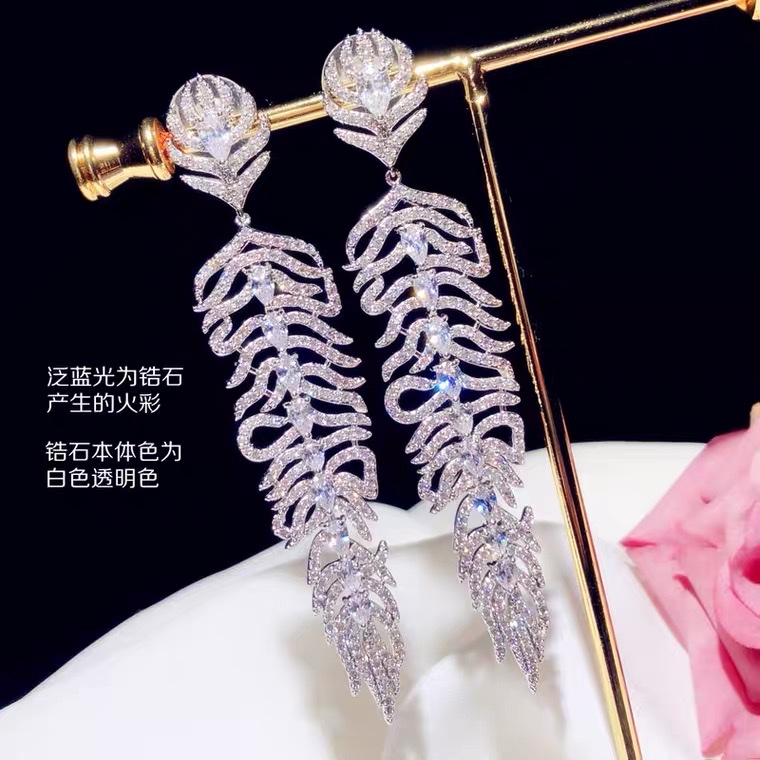 Vintage personalized and fashionable ear clips for women, new free shipping, Japanese and Korean vintage, versatile, elegant and stylish jewelry for socialite, simple and elegant detail image 4