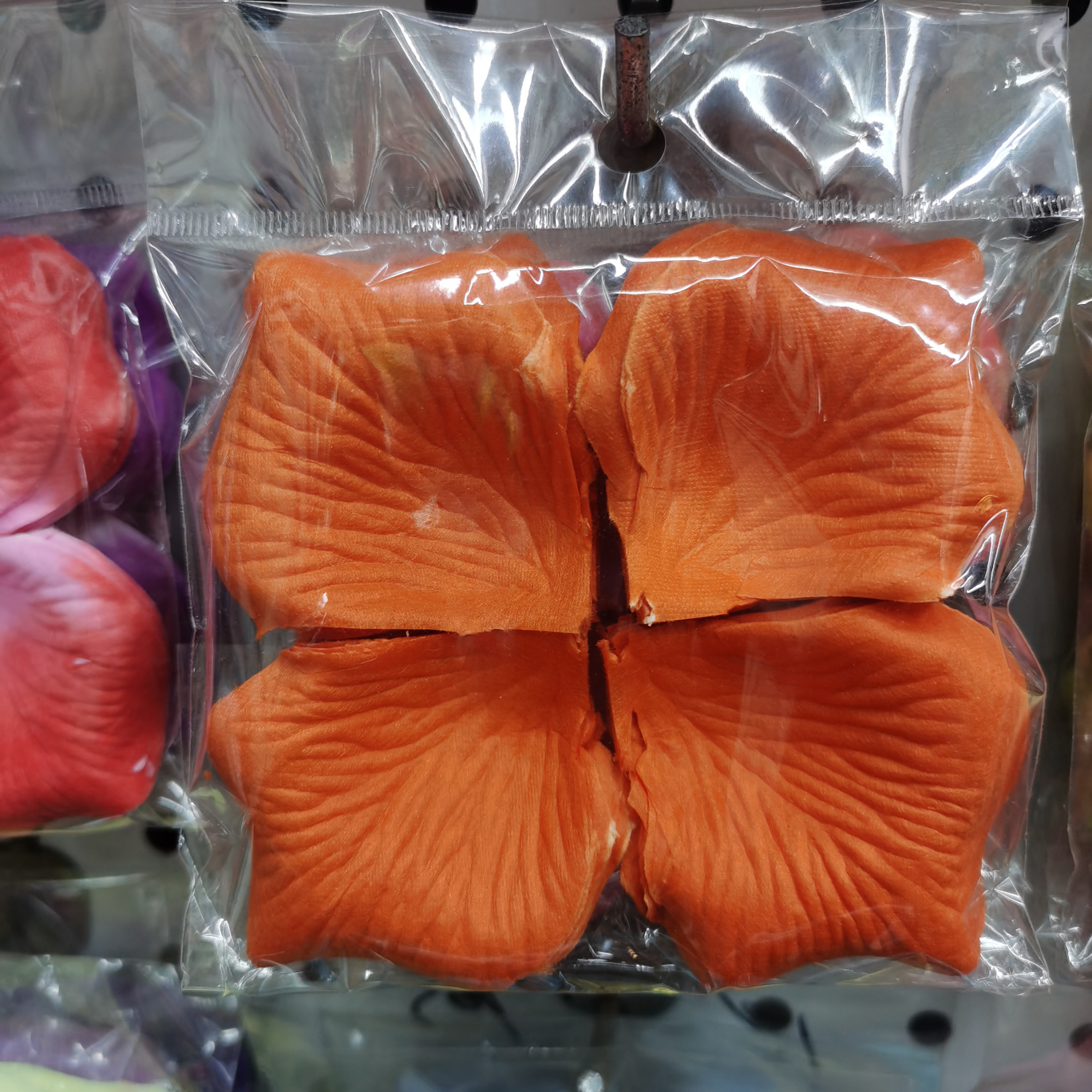TH-4: Factory direct sales, non-woven fabric rose petals, used for wedding decoration. (Orange-red