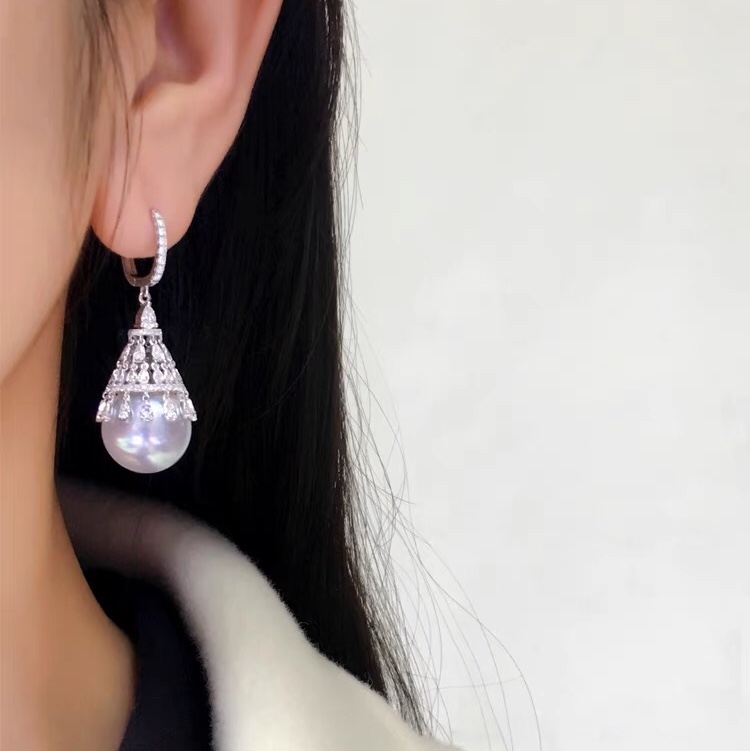 White pearl pearl round earrings diamond luxury woman