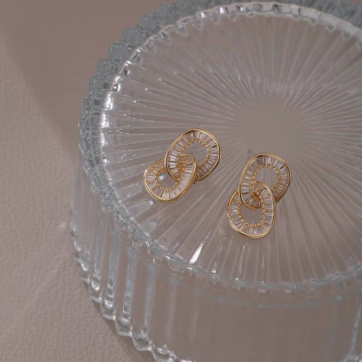 High-end and elegant earrings, 2021 new trendy and light luxury earrings, stud earrings, Korean style, internet-famous ear clips, no ear piercings for women
