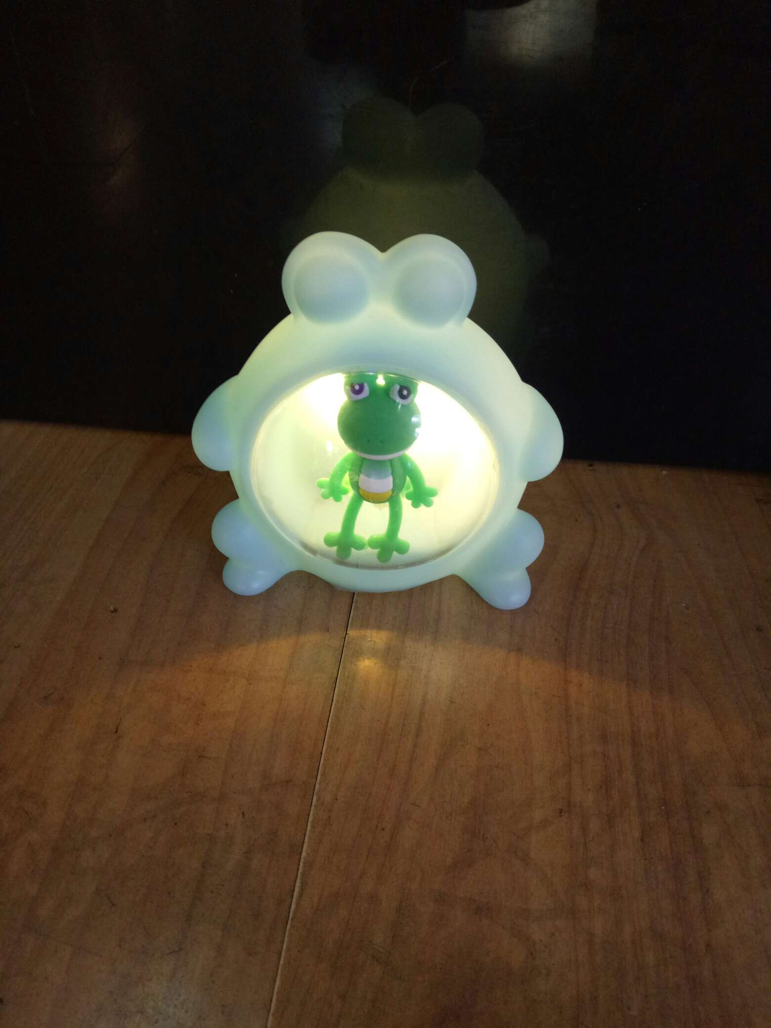 Лампочка для животных в середине синей лягушки Application Scenario
