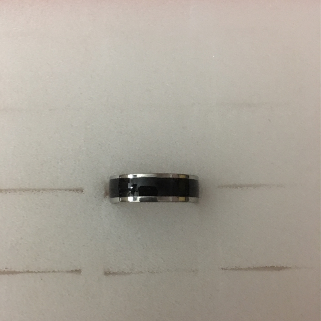 The design style of the two slanted white edges with a drop of black oil in the middle is unique, charming, fashionable, trendy, casual and highly individualistic. Cheng Jie Accessories 237