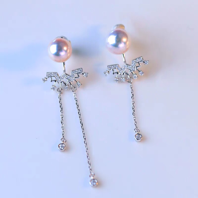 Pearl earrings and tassel earrings