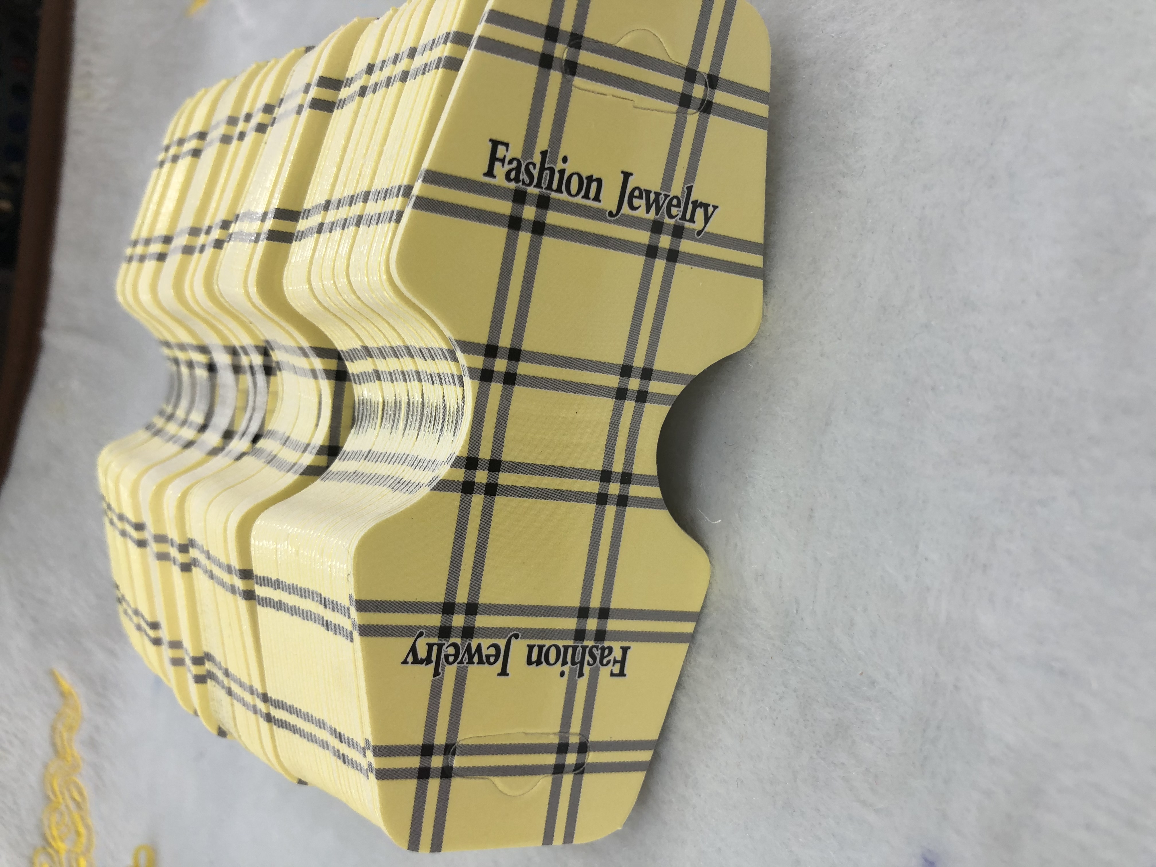 46*102印黄色方格350克白卡印刷正面腹亮膜详情5