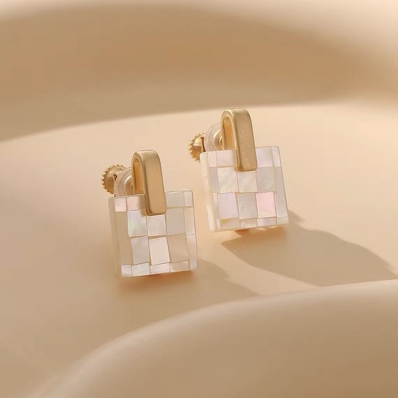 High-end earrings, 2021 new style, trendy design, elegant and stylish Korean Internet celebrity stud earrings, no ear piercings, ear clips, earrings, leading lady