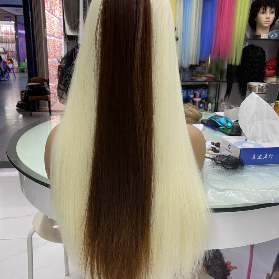 A light-colored hair cover details Picture