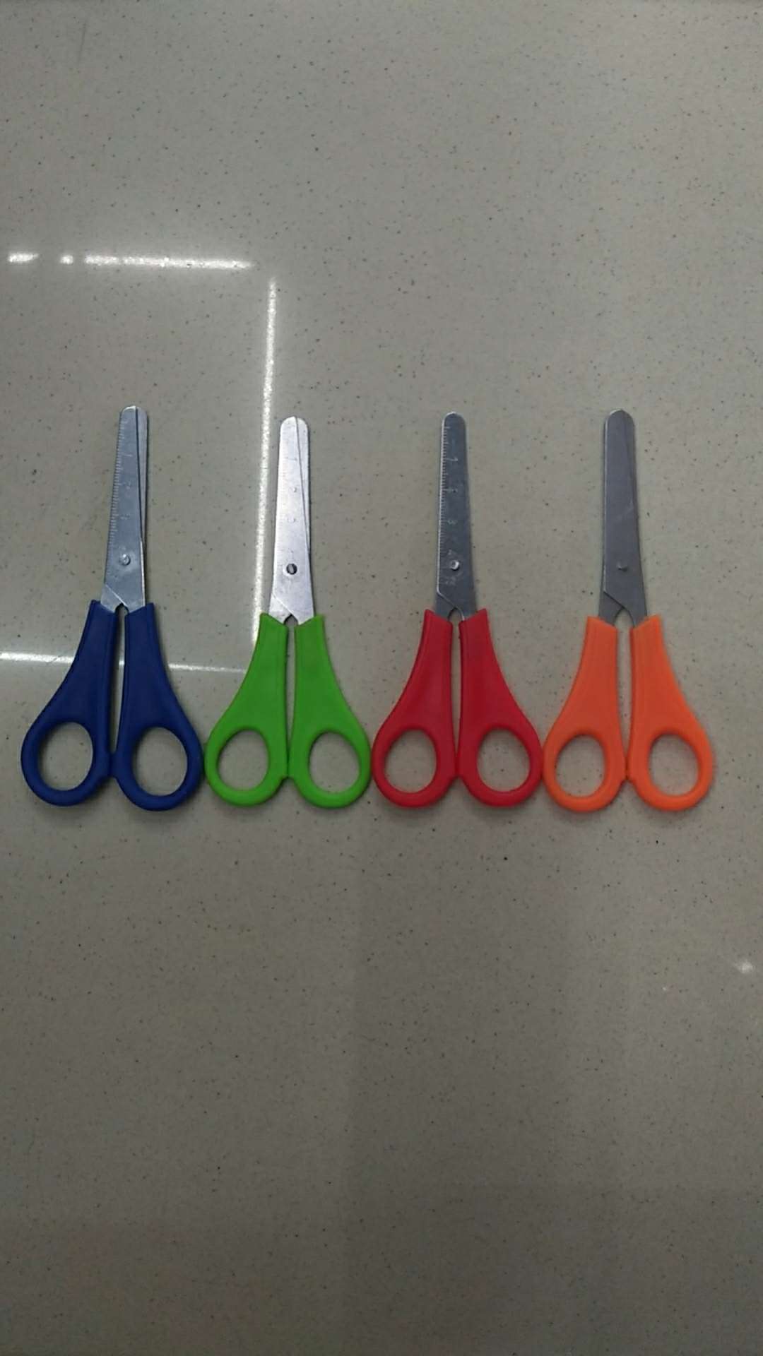 Student stationery scissors, student scale scissors, colored handle student stationery scissors, children's sized scissors, handicraft scissors, art supplies scissors, office and educational supplies scissors details Picture