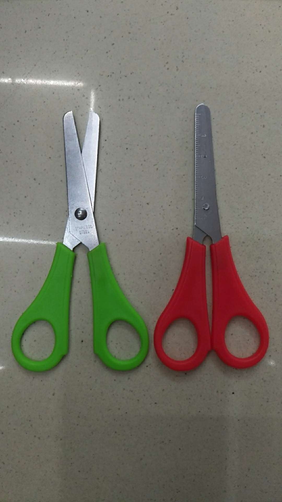 Student stationery scissors, student scale scissors, colored handle student stationery scissors, children's sized scissors, handicraft scissors, art supplies scissors, office and educational supplies scissors Application Scenario