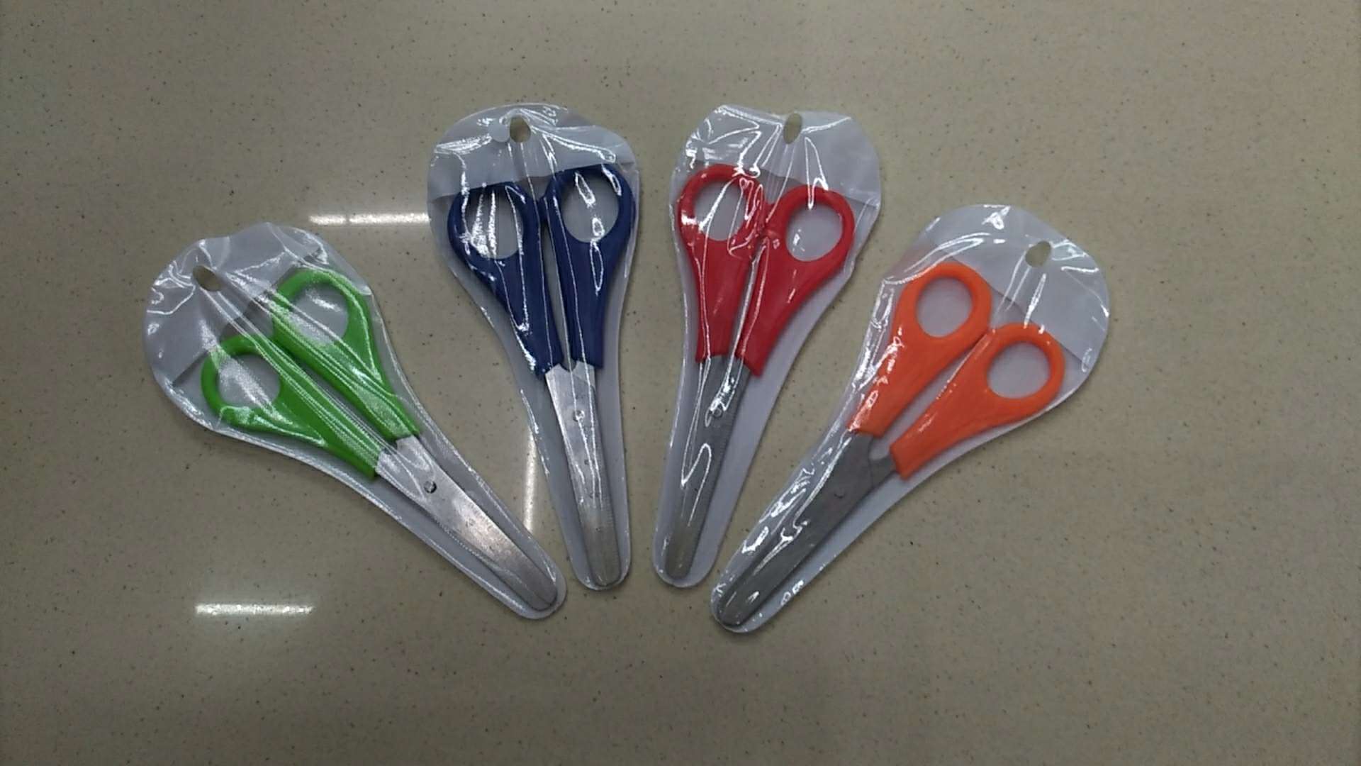Student stationery scissors, student scale scissors, colored handle student stationery scissors, children's sized scissors, handicraft scissors, art supplies scissors, office and educational supplies scissors Item Picture
