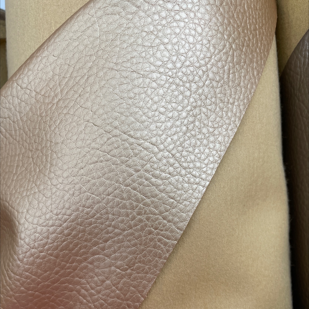 Large lychee-patterned leather fabric, leather sofa, leather belt, jewelry, gold dlz035 Application Scenario