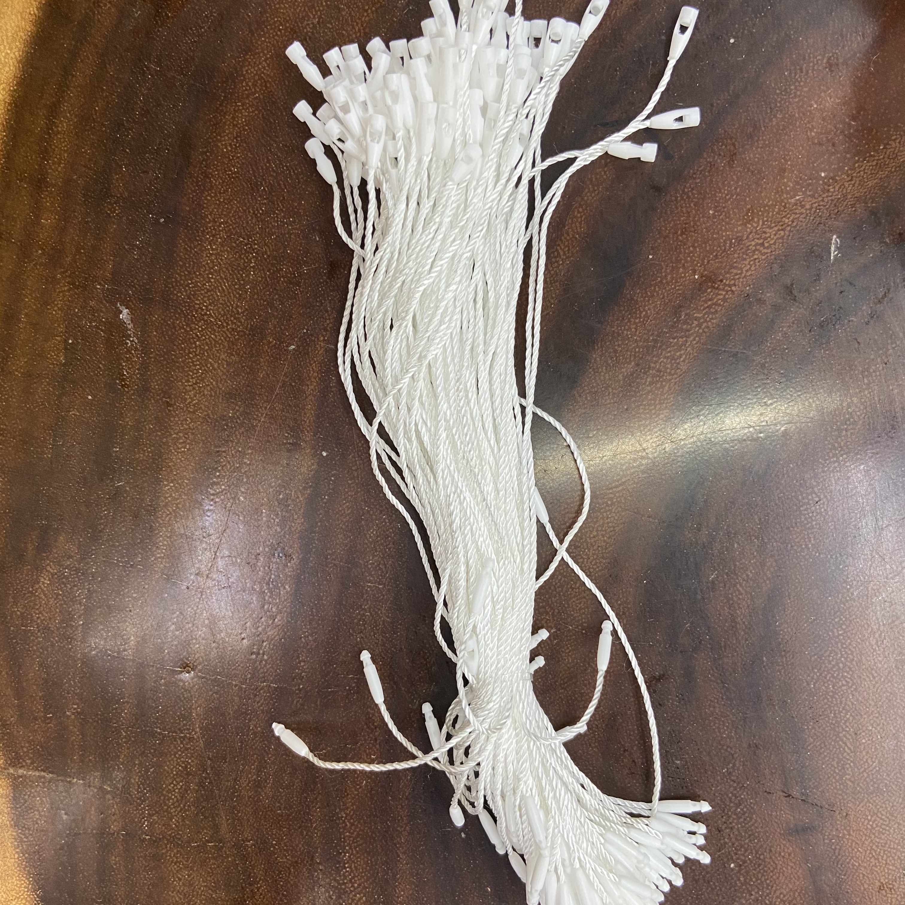 短纤/不干胶码贴/挂绳吊牌绳/隔断珍珠链/服装吊牌细节图