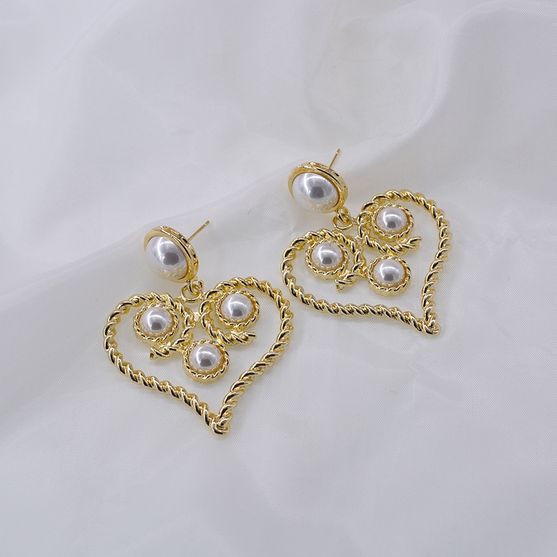 Simple design, hollowed-out heart with pearls, simple, versatile, elegant and trendy earrings