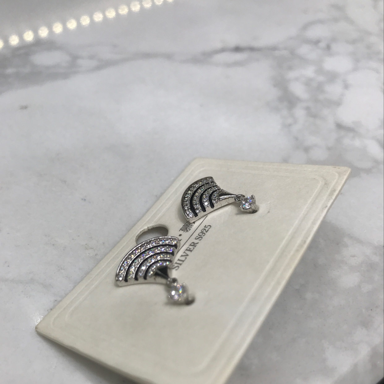 في شكل مروحة، Item Picture