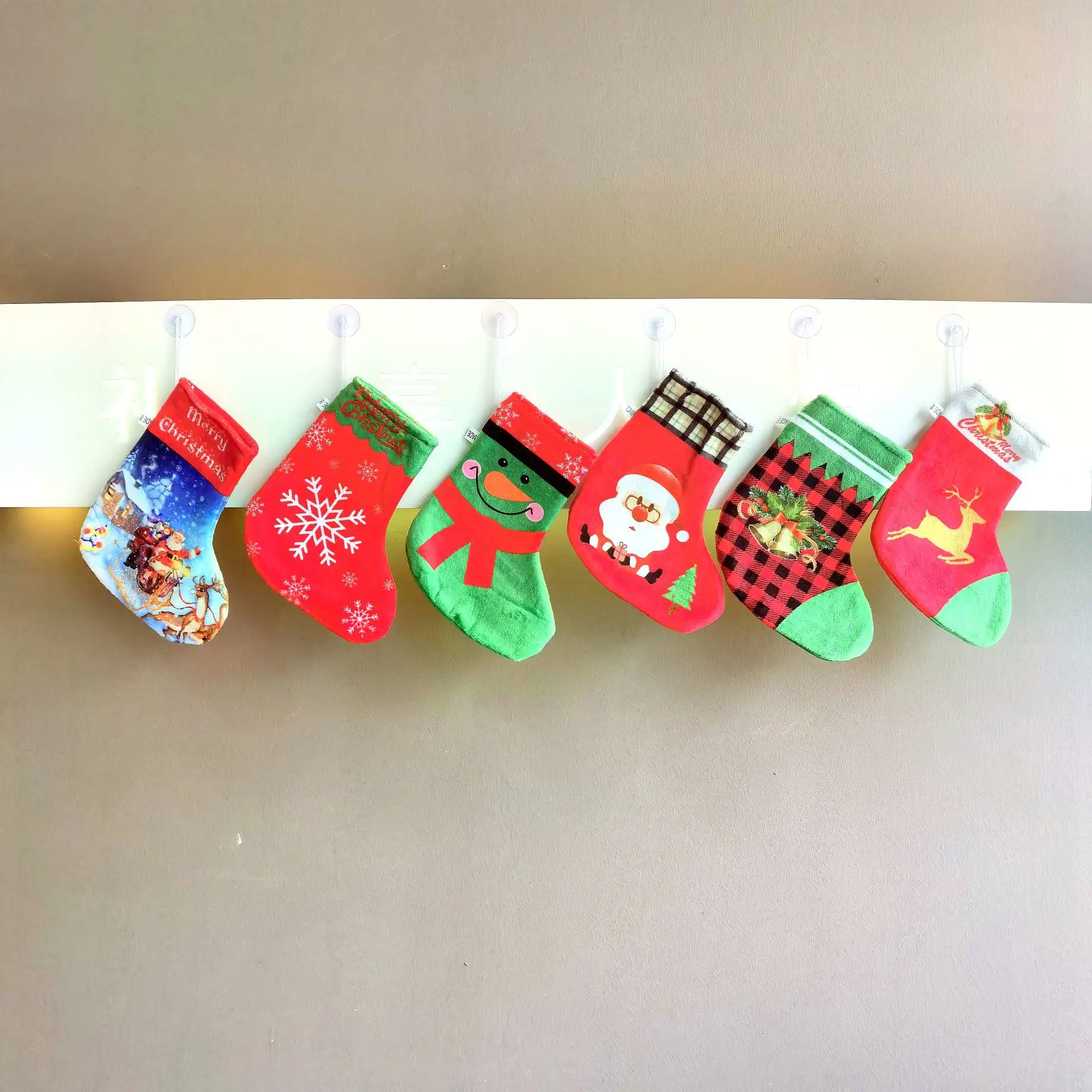 Calcetines navideños bolsillos de regalo navideños bolsillos de dinero santa calcetines navideños colgantes de ventosa monederos navideños detail image 14