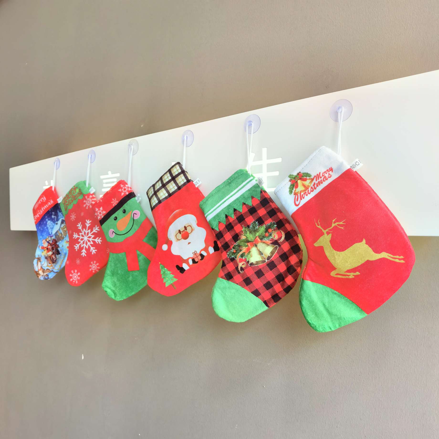 Calcetines navideños bolsillos de regalo navideños bolsillos de dinero santa calcetines navideños colgantes de ventosa monederos navideños detail image 6