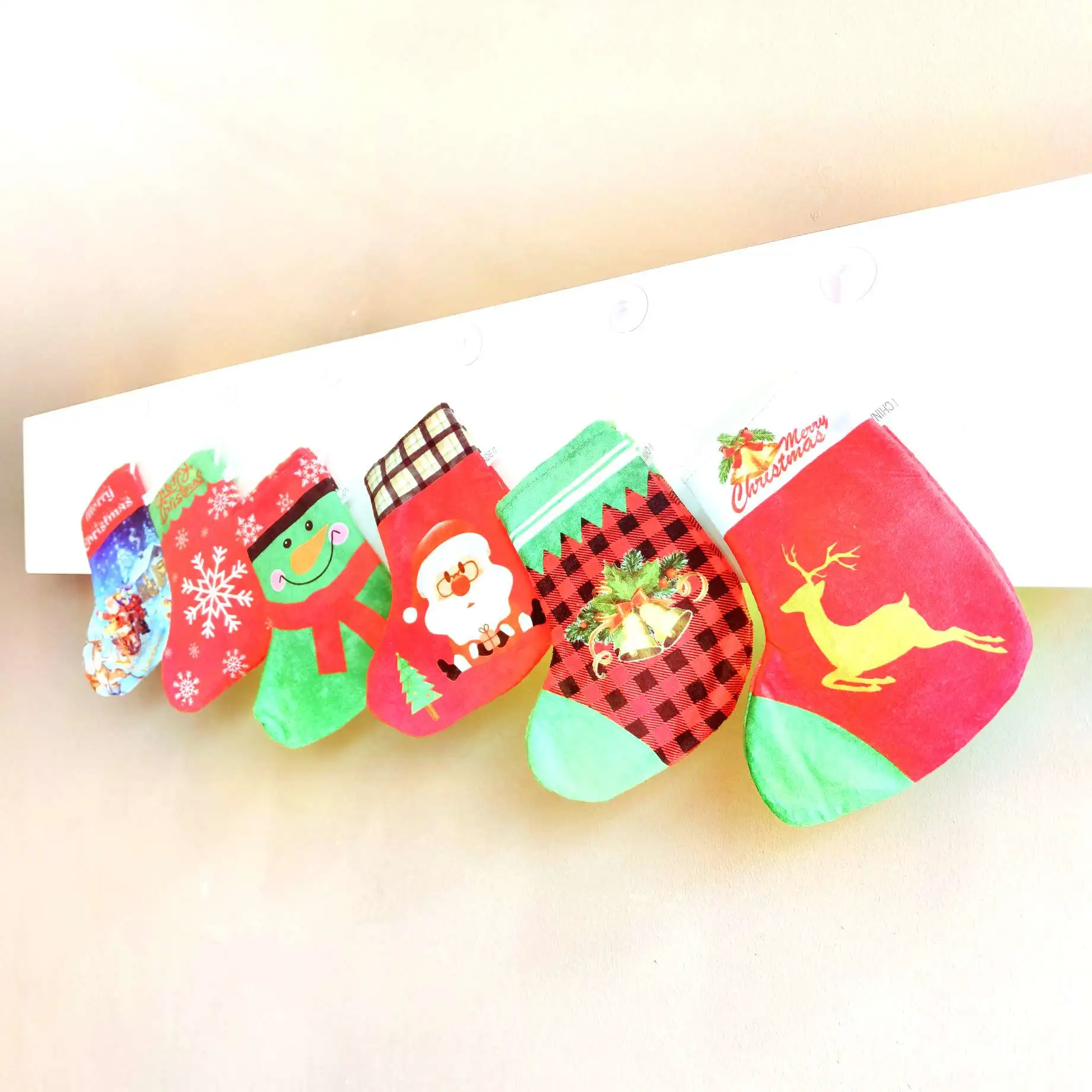 Calcetines navideños bolsillos de regalo navideños bolsillos de dinero santa calcetines navideños colgantes de ventosa monederos navideños detail image 17