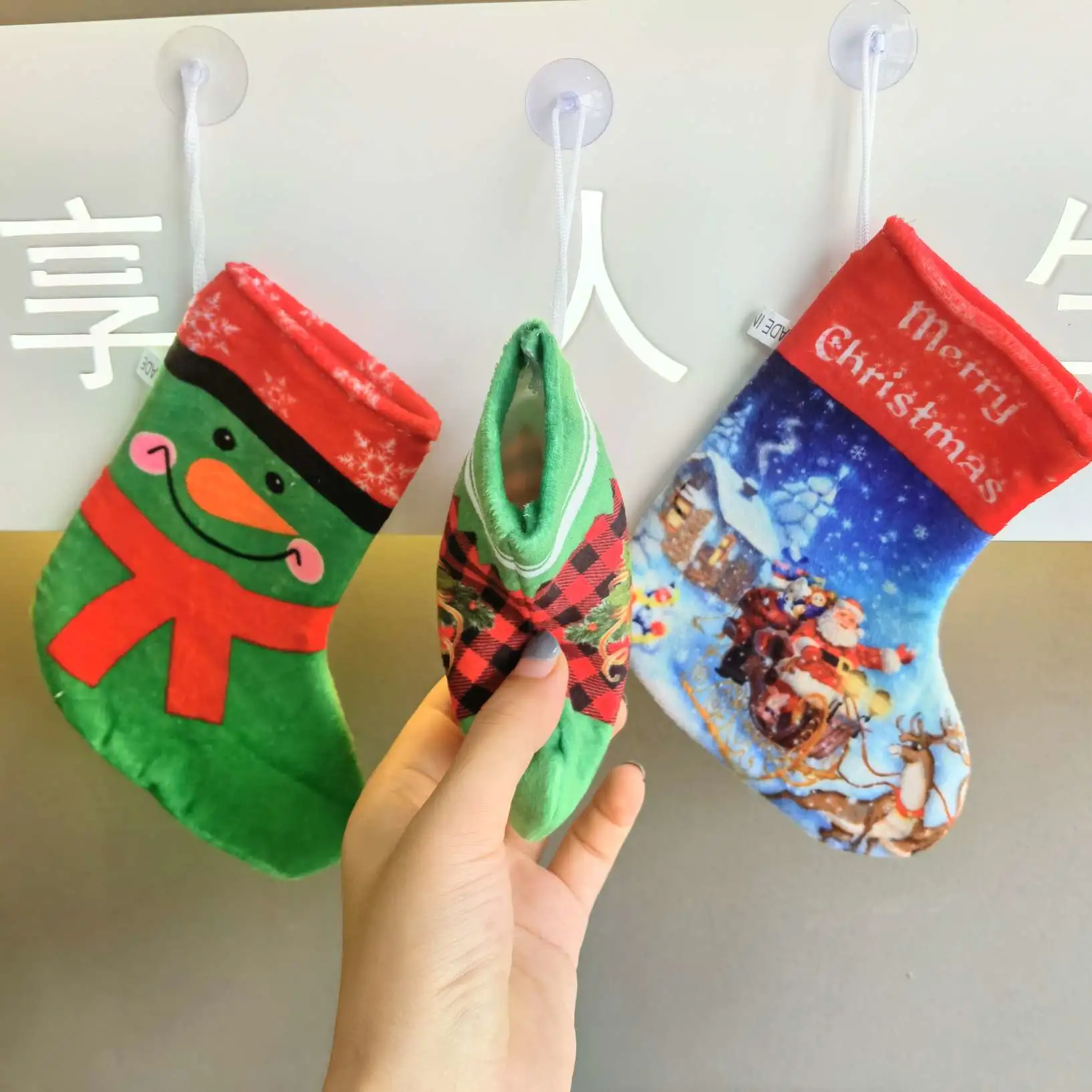 Calcetines navideños bolsillos de regalo navideños bolsillos de dinero santa calcetines navideños colgantes de ventosa monederos navideños detail image 1