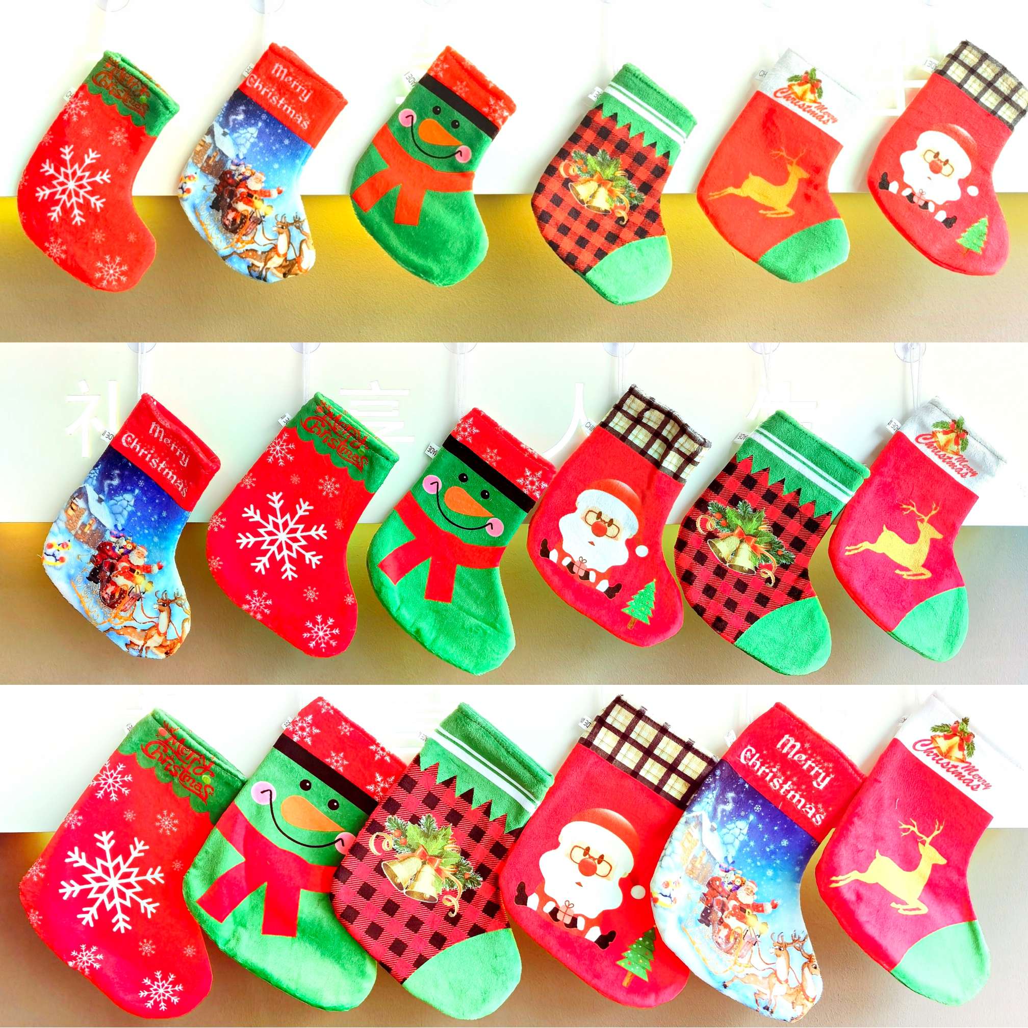 Calcetines navideños bolsillos de regalo navideños bolsillos de dinero santa calcetines navideños colgantes de ventosa monederos navideños Item Picture