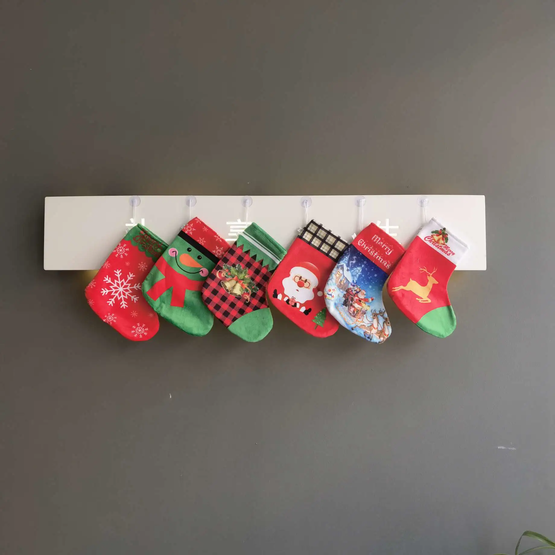 Calcetines navideños bolsillos de regalo navideños bolsillos de dinero santa calcetines navideños colgantes de ventosa monederos navideños detail image 5